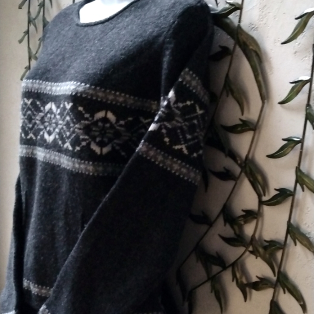 Eddie Bauer 100% lambswool sweater. S. Excellent condition.